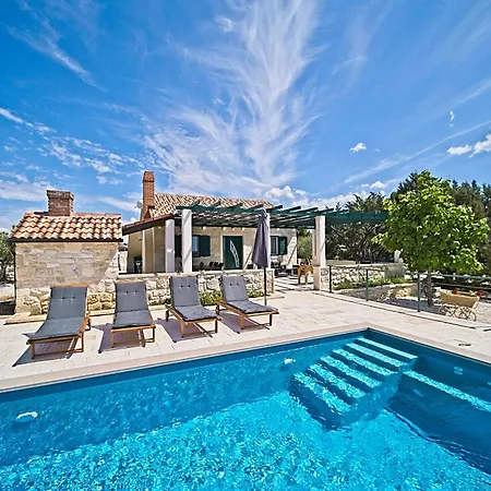 House Bracuta * Pucisca
