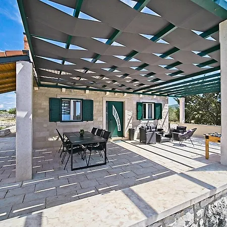 House Bracuta