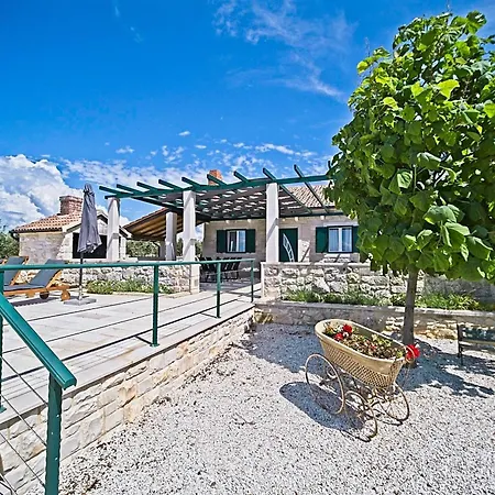 House Bracuta Hébergement de vacances Pucisca