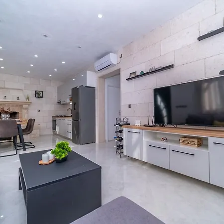 House Bracuta בית נופש