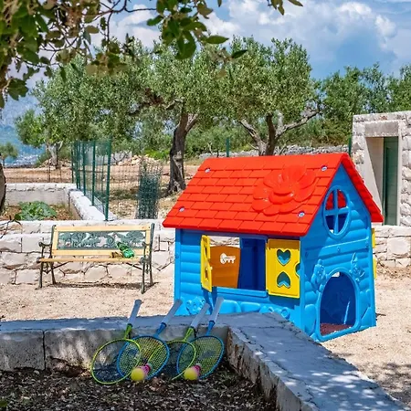 House Bracuta בית נופש פוצ'ישצ'ה