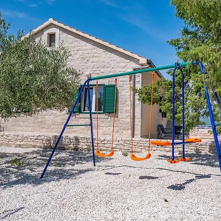 בית נופש House Bracuta