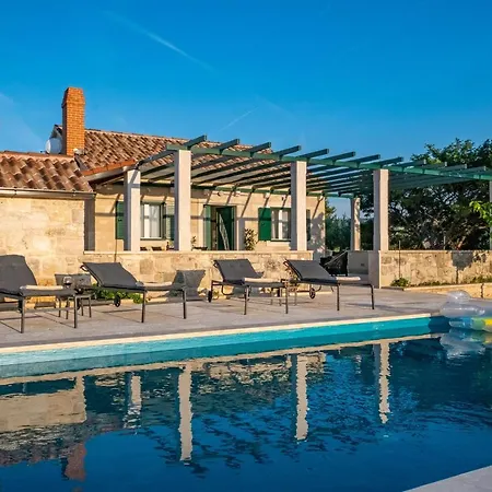 בית נופש House Bracuta *