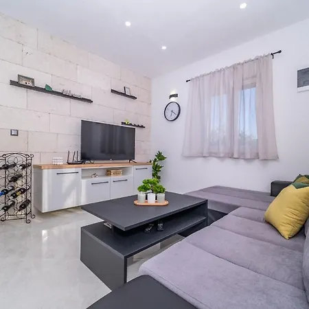 House Bracuta * פוצ'ישצ'ה