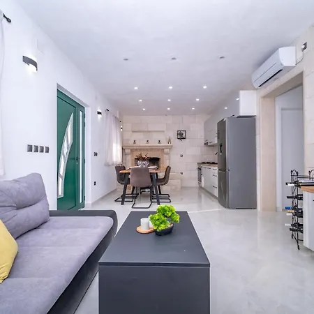 House Bracuta בית נופש פוצ'ישצ'ה