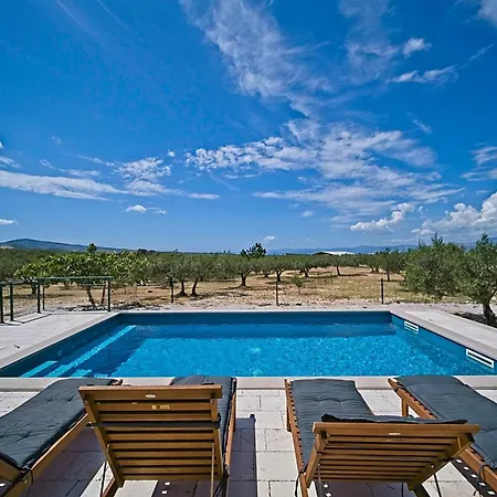 בית נופש House Bracuta *