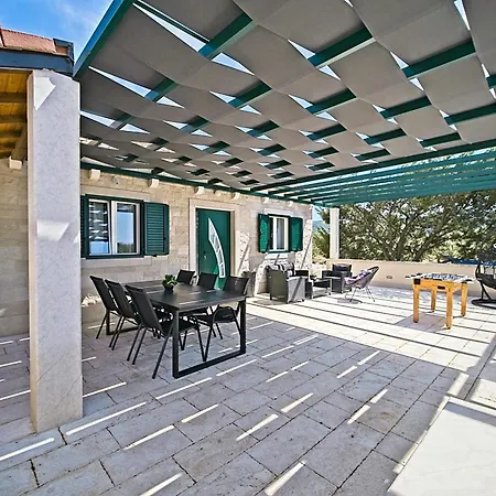 House Bracuta בית נופש פוצ'ישצ'ה