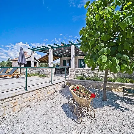 בית נופש House Bracuta *